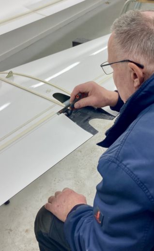 Søren Grum koncentrerer sig om, hvormange spændskiver der skal være, her og der.