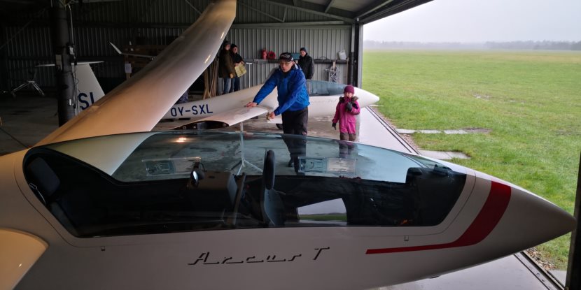 Foto: Gumme
Den 29. februar 2020. Vi har samlet klubbens fly i regnvejr. Her er Stig igang med at tørre det værste væk -der er stadig udsigt til regn, men om en uge er vi helt sikkert i luften. (evig optimist)
